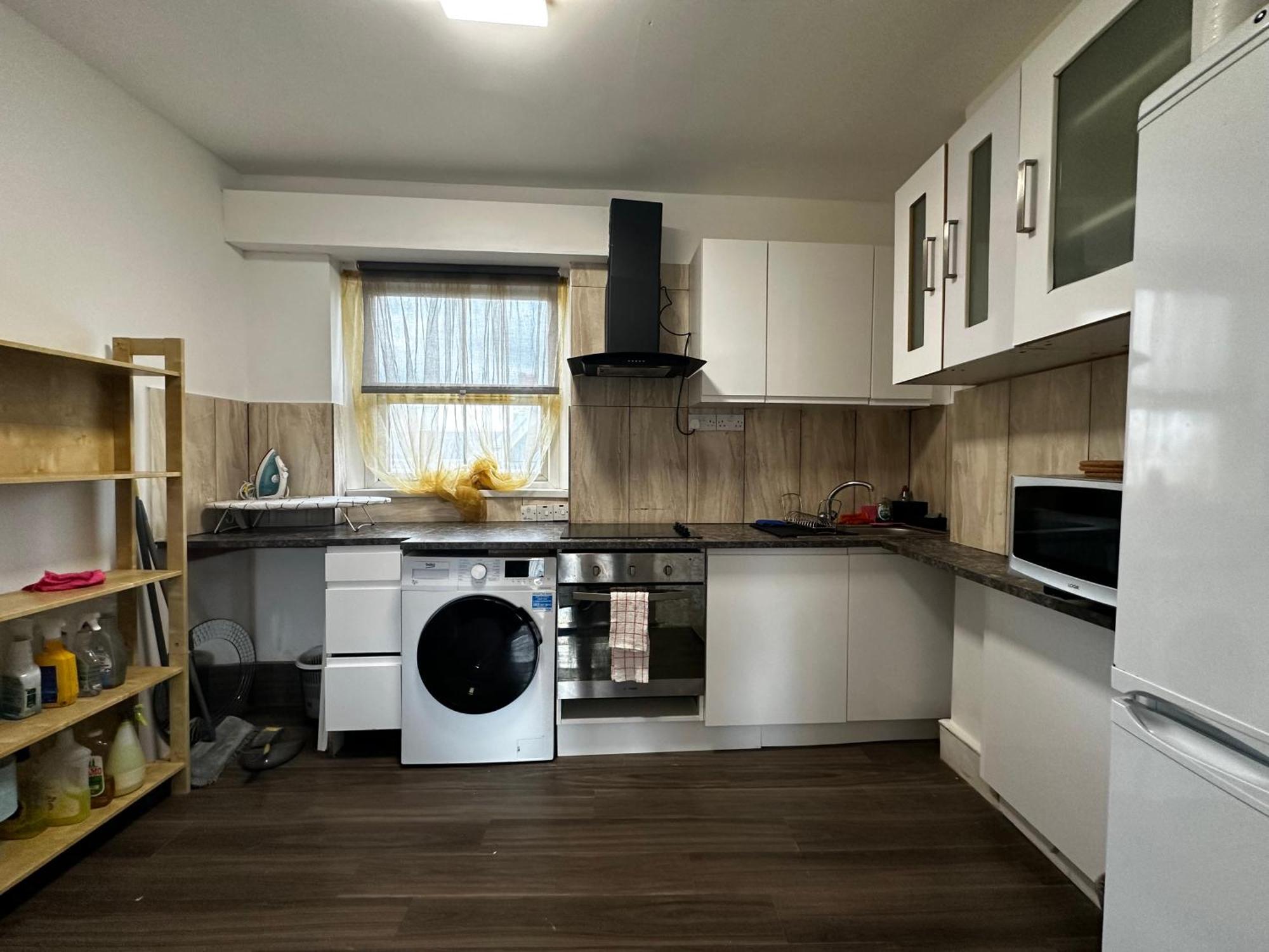 Mileend 4 Large Master Bedroom * London